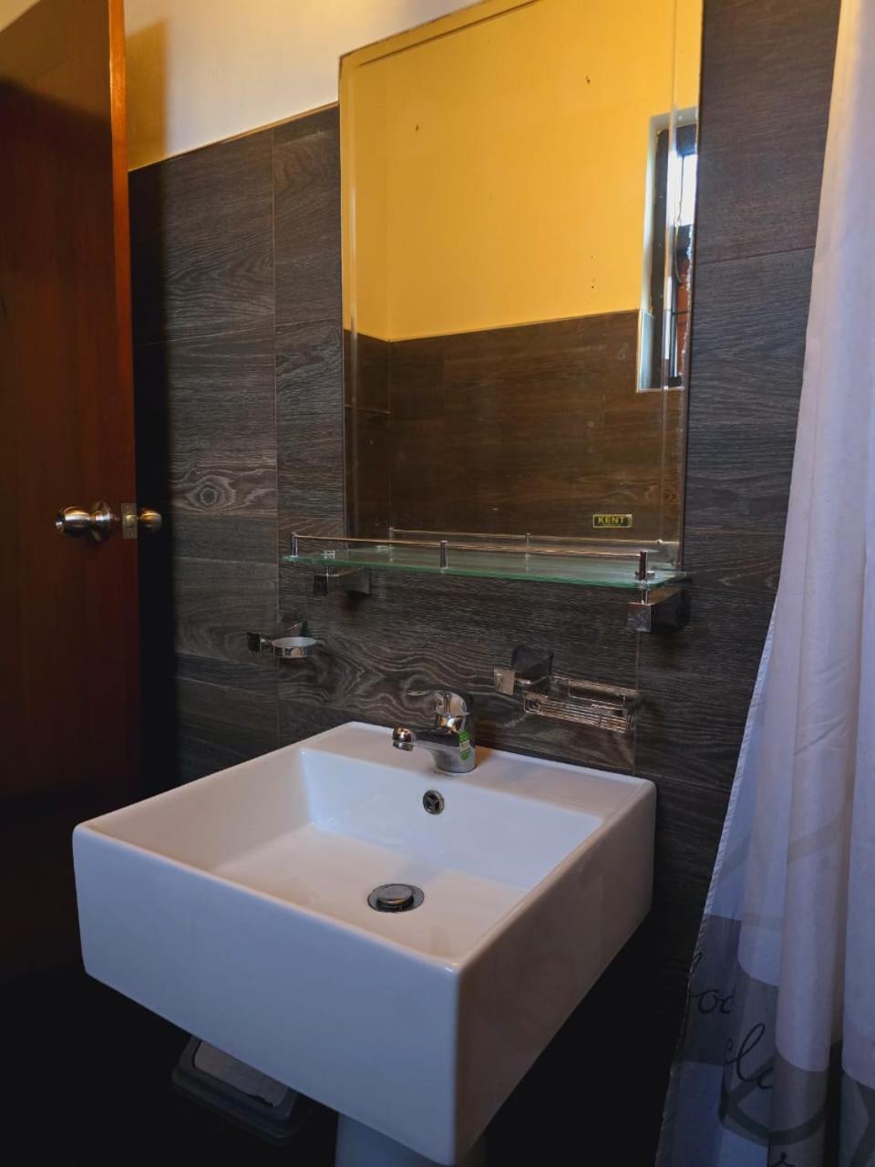 Chambre VIP dans villa avec piscine et jardin