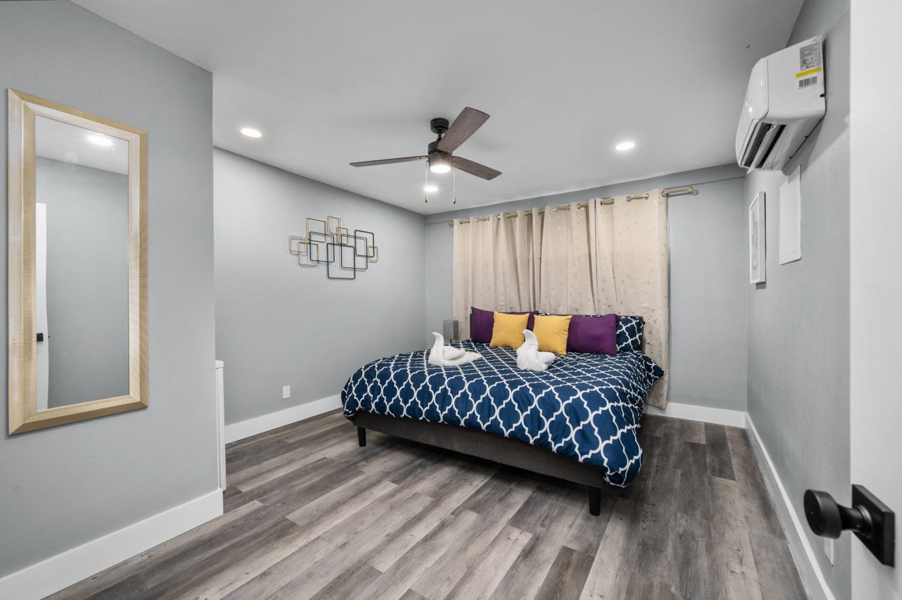 Modern 2BR City Center Getaway with Free Park view 3