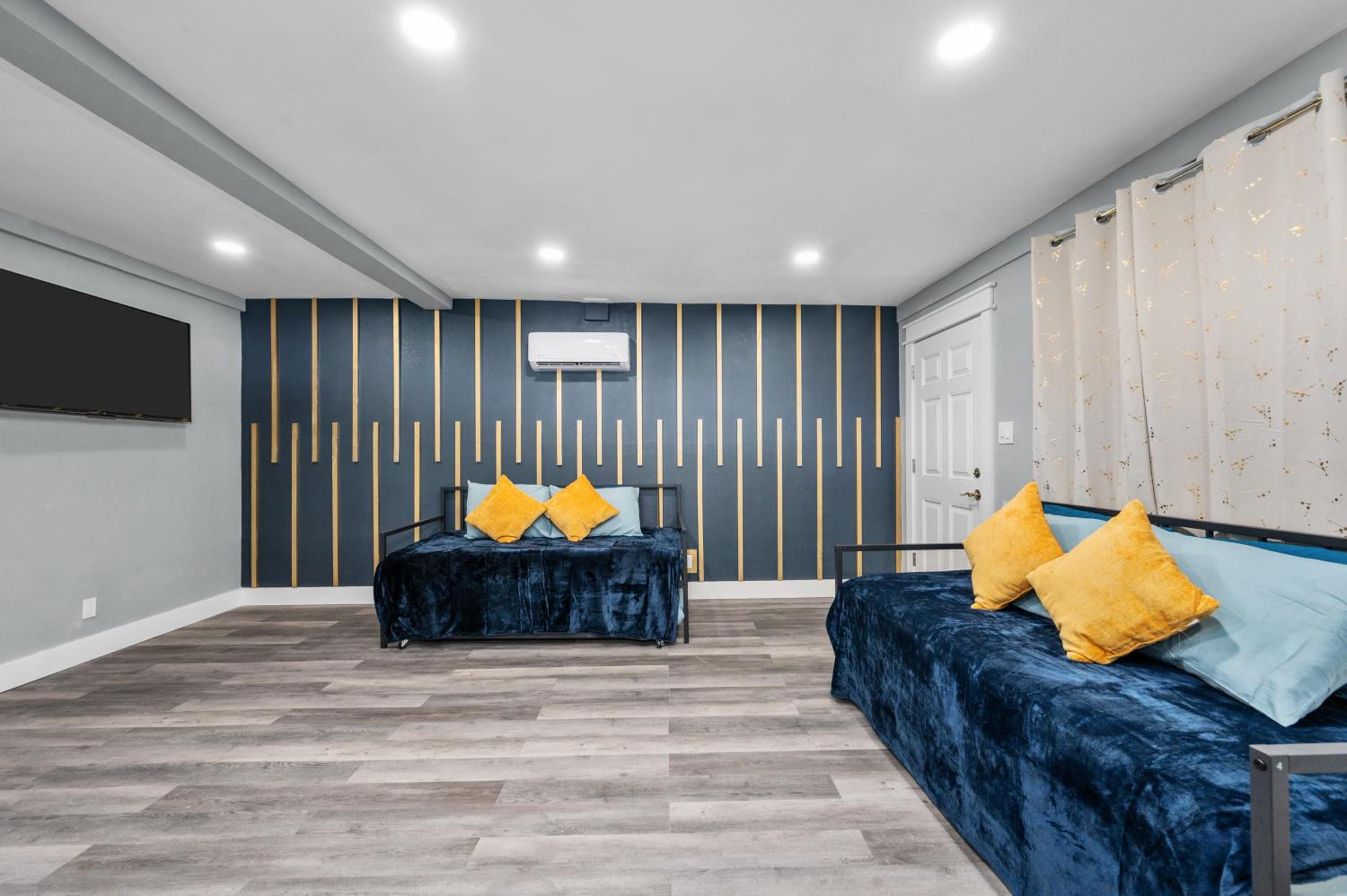 Modern 2BR City Center Getaway with Free Park view 4