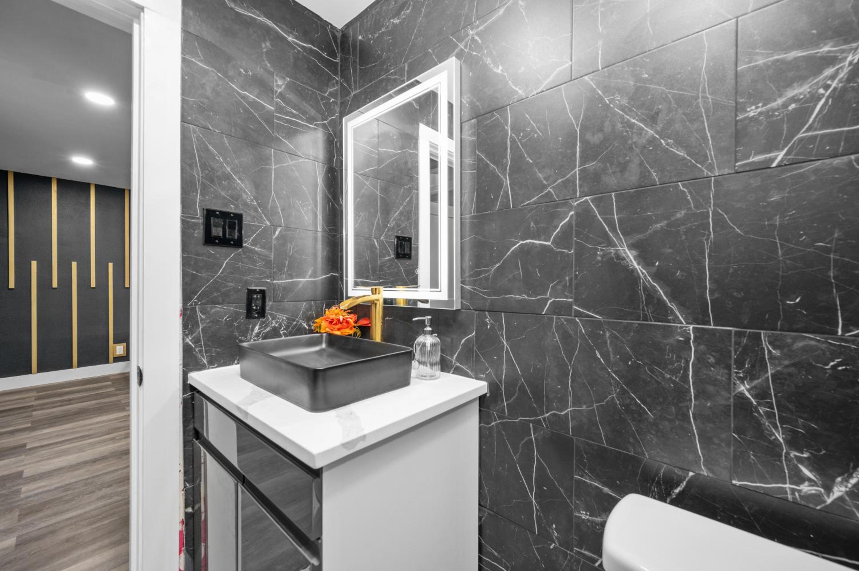 Modern 2BR City Center Getaway with Free Park view 5