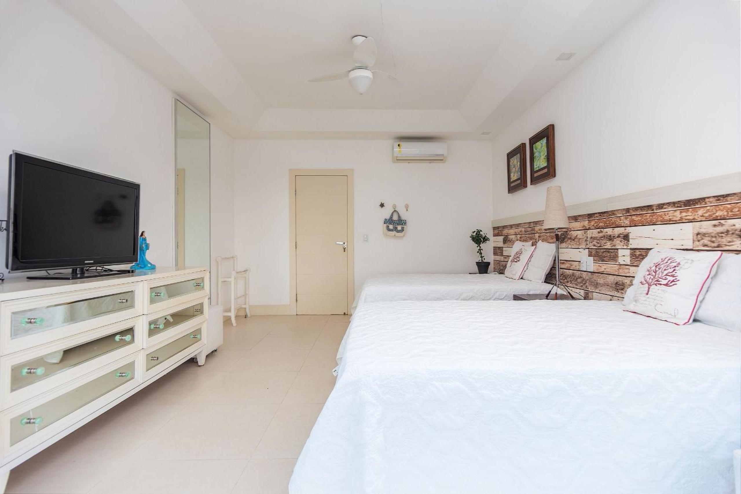 Bz 72! Sea View House with 5 suites and pool