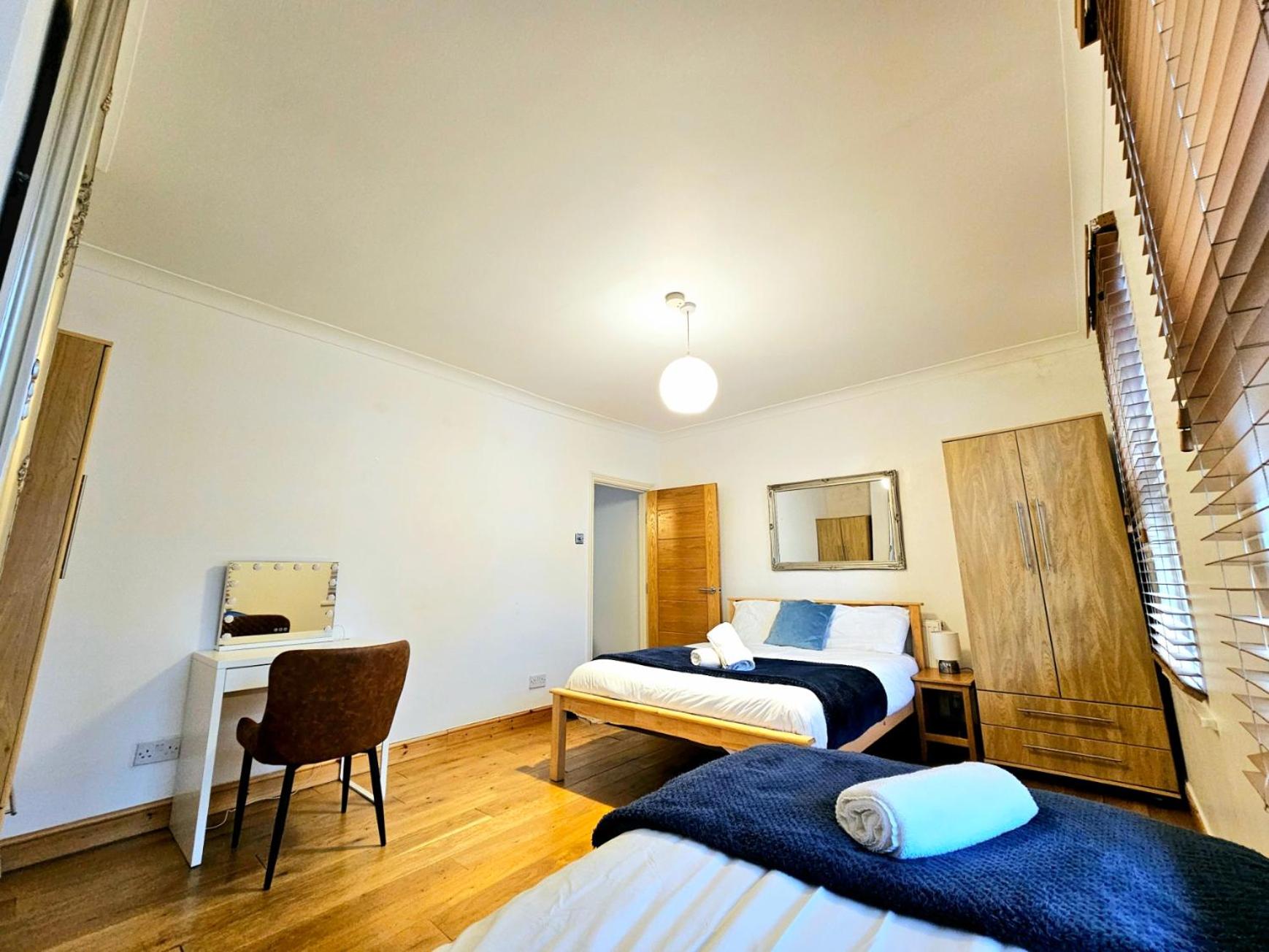 4 Bedroom, 3 Bathroom Private House in Central London, 3 minutes walk to Edgware Road Station