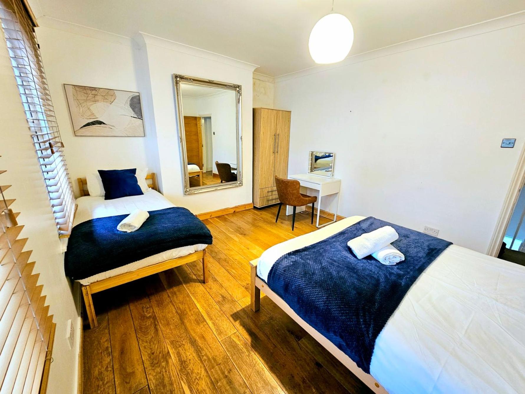 4 Bedroom, 3 Bathroom Private House in Central London, 3 minutes walk to Edgware Road Station