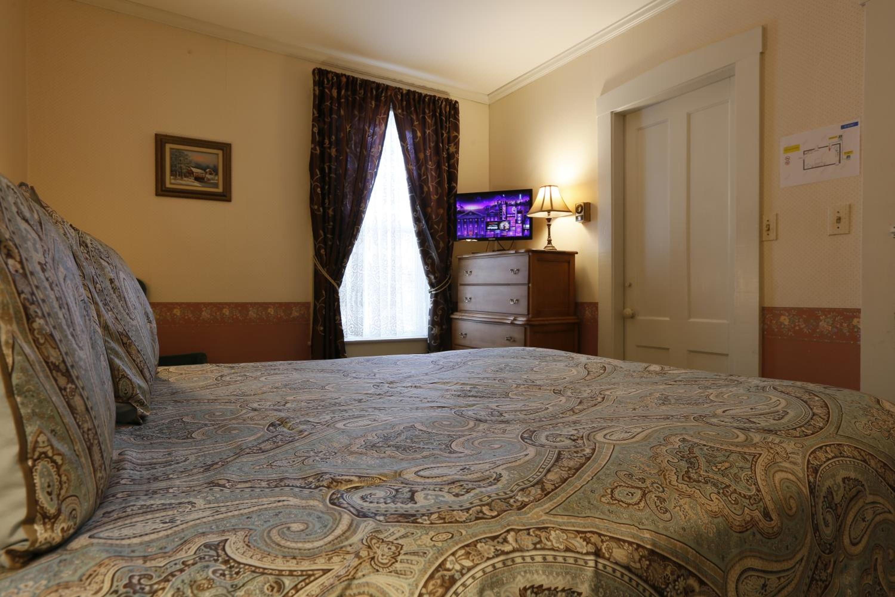 Deerfield Valley Inn - Mt Snow BnB Fireplace Rooms and Breakfast