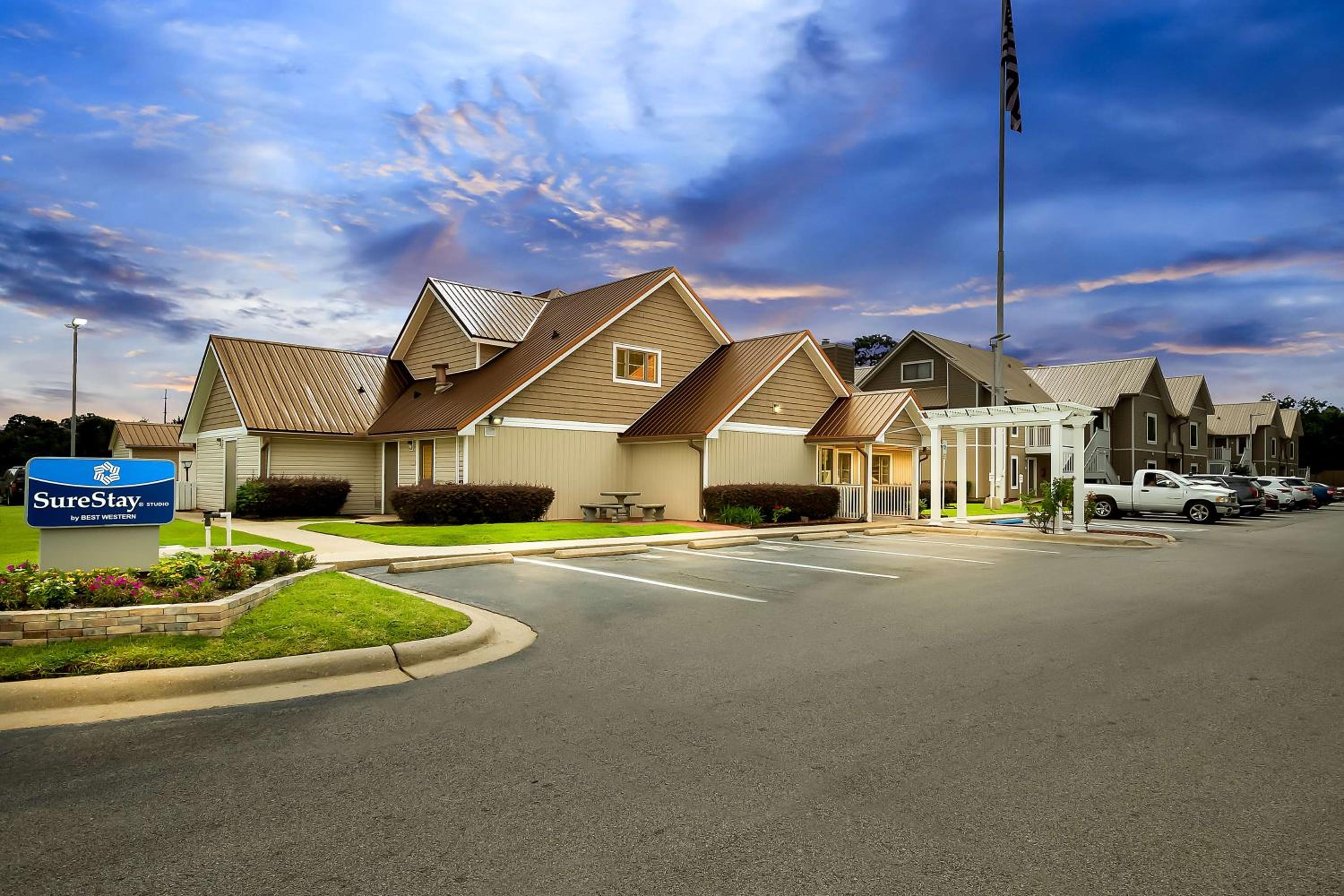 Hotel SureStay Studio by Best Western Pensacola - Image 1