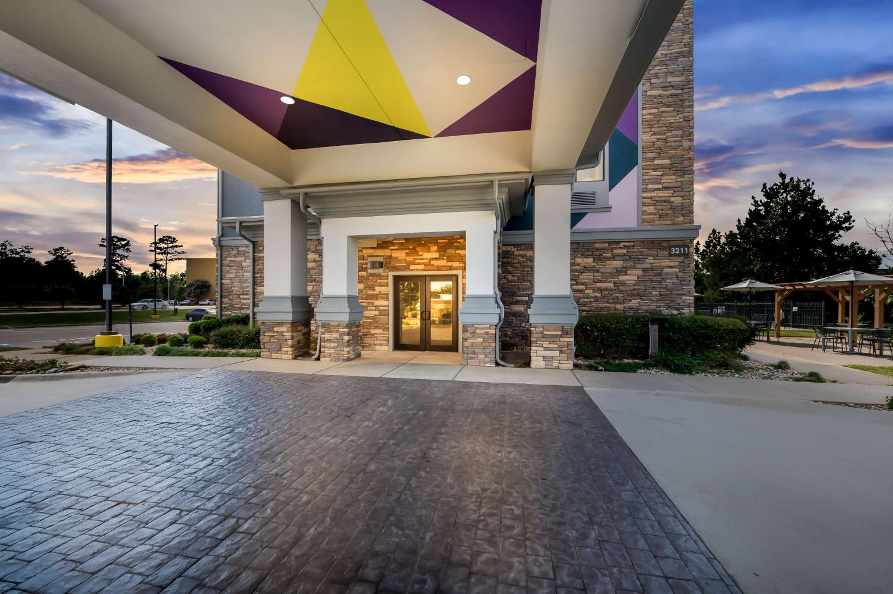 Longview Vacations - Spark By Hilton Longview - Property Image 15