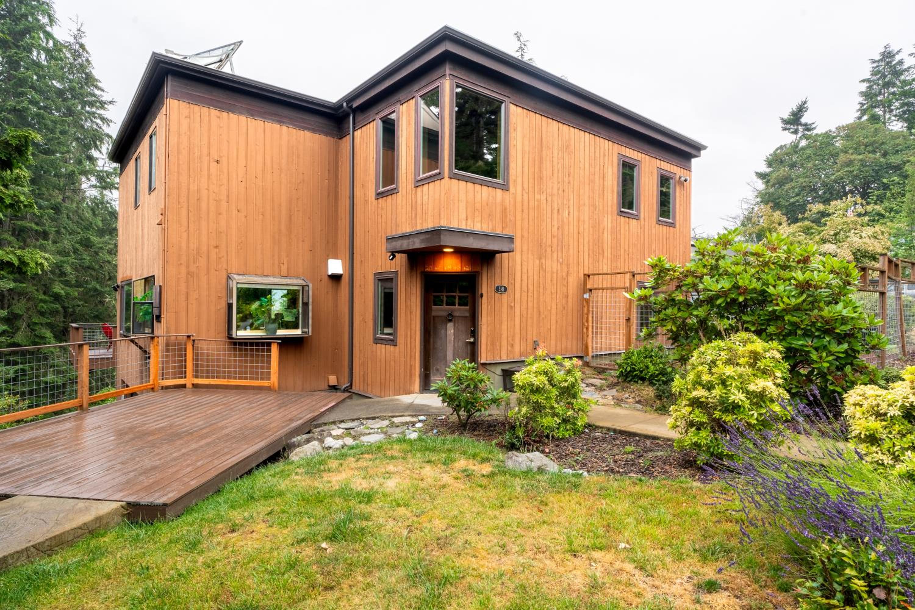 Stylish Deception Pass Retreat with Bay Views view 2