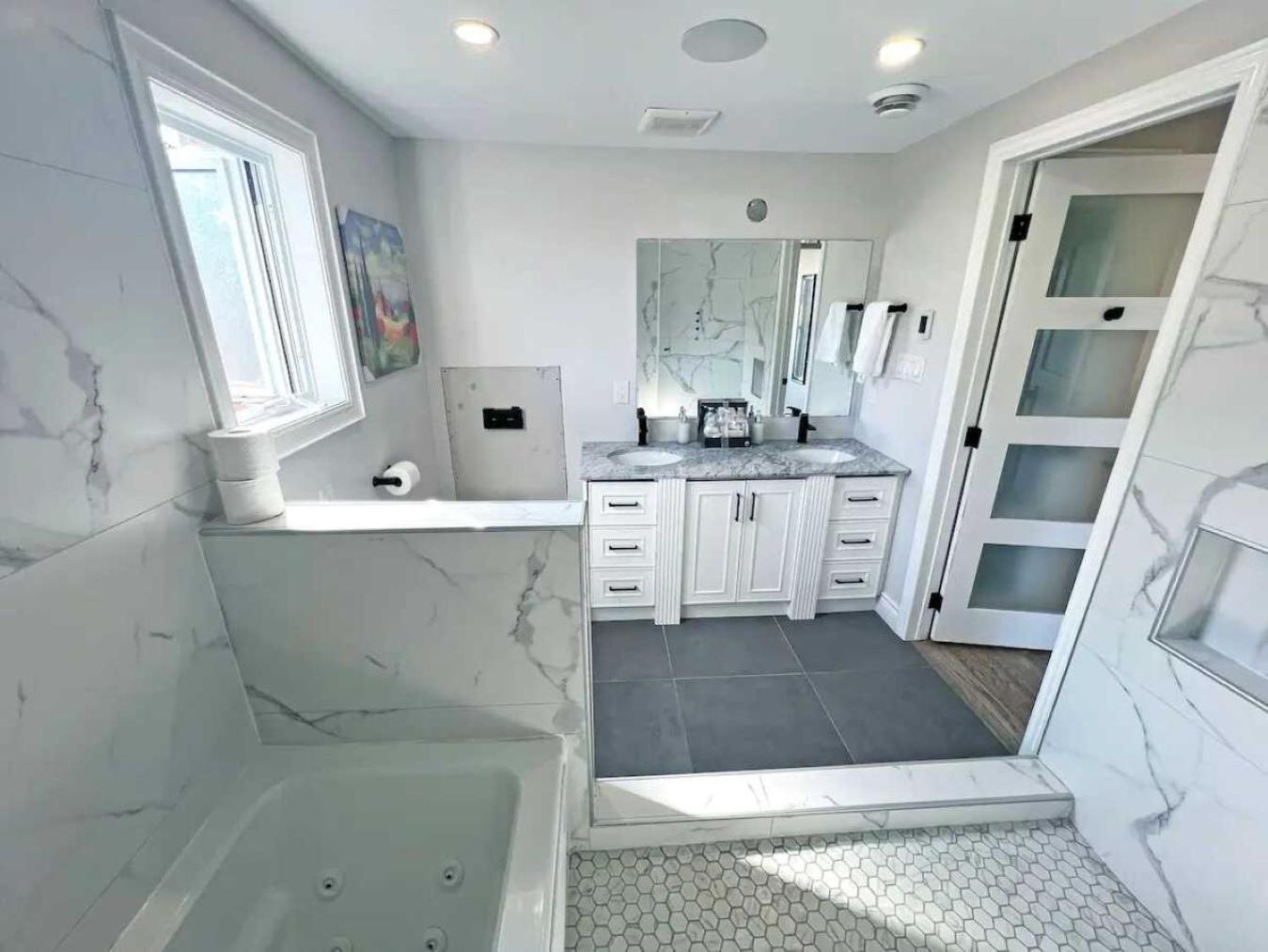 Luxe Home Near Limeridge - Sleeps 11 - Pool