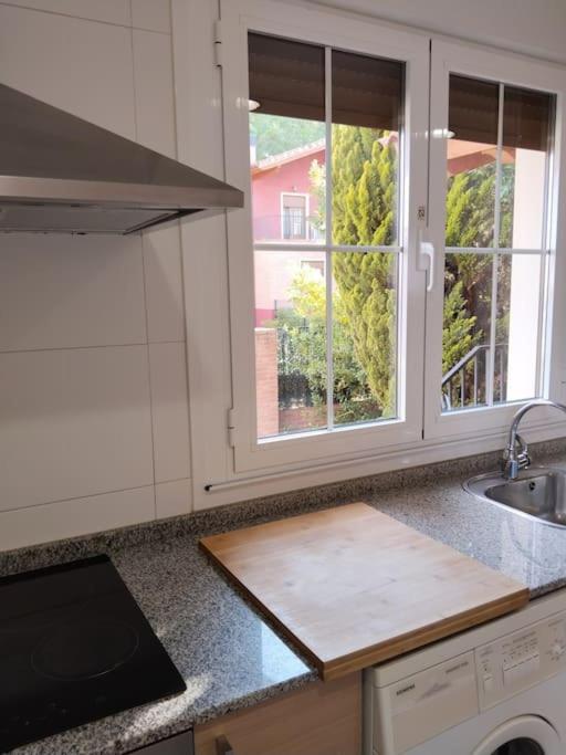 Casa con gran jardín y barbacoa 