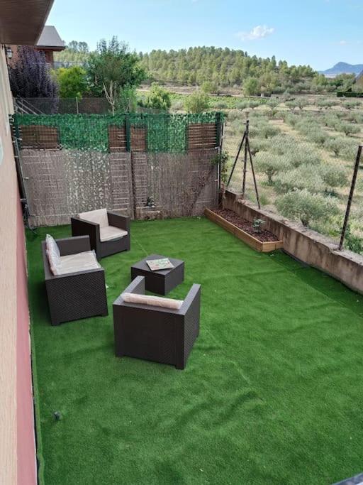 Casa con gran jardín y barbacoa 