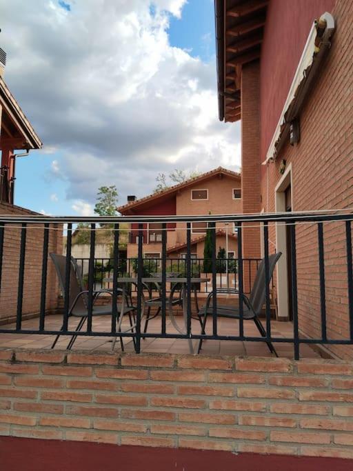Casa con gran jardín y barbacoa 