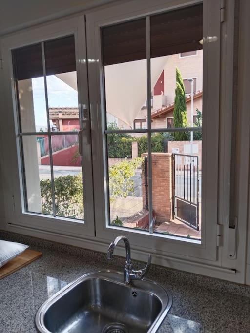 Casa con gran jardín y barbacoa 