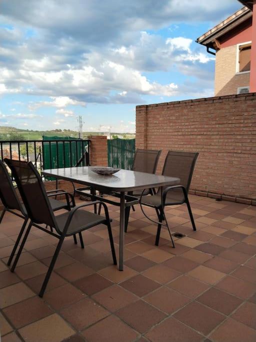 Casa con gran jardín y barbacoa 