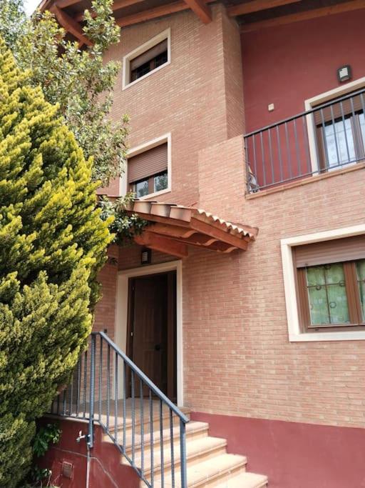 Casa con gran jardín y barbacoa 