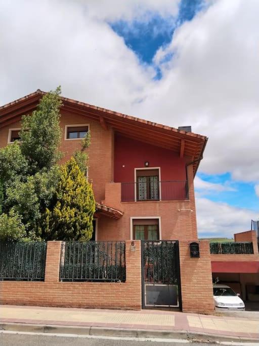Casa con gran jardín y barbacoa 