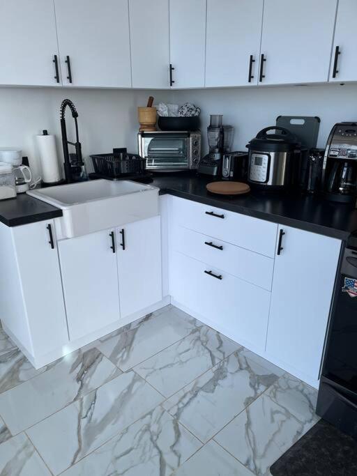 ONE BEDROOM Ocean- Mountain View home five min to beach view 3