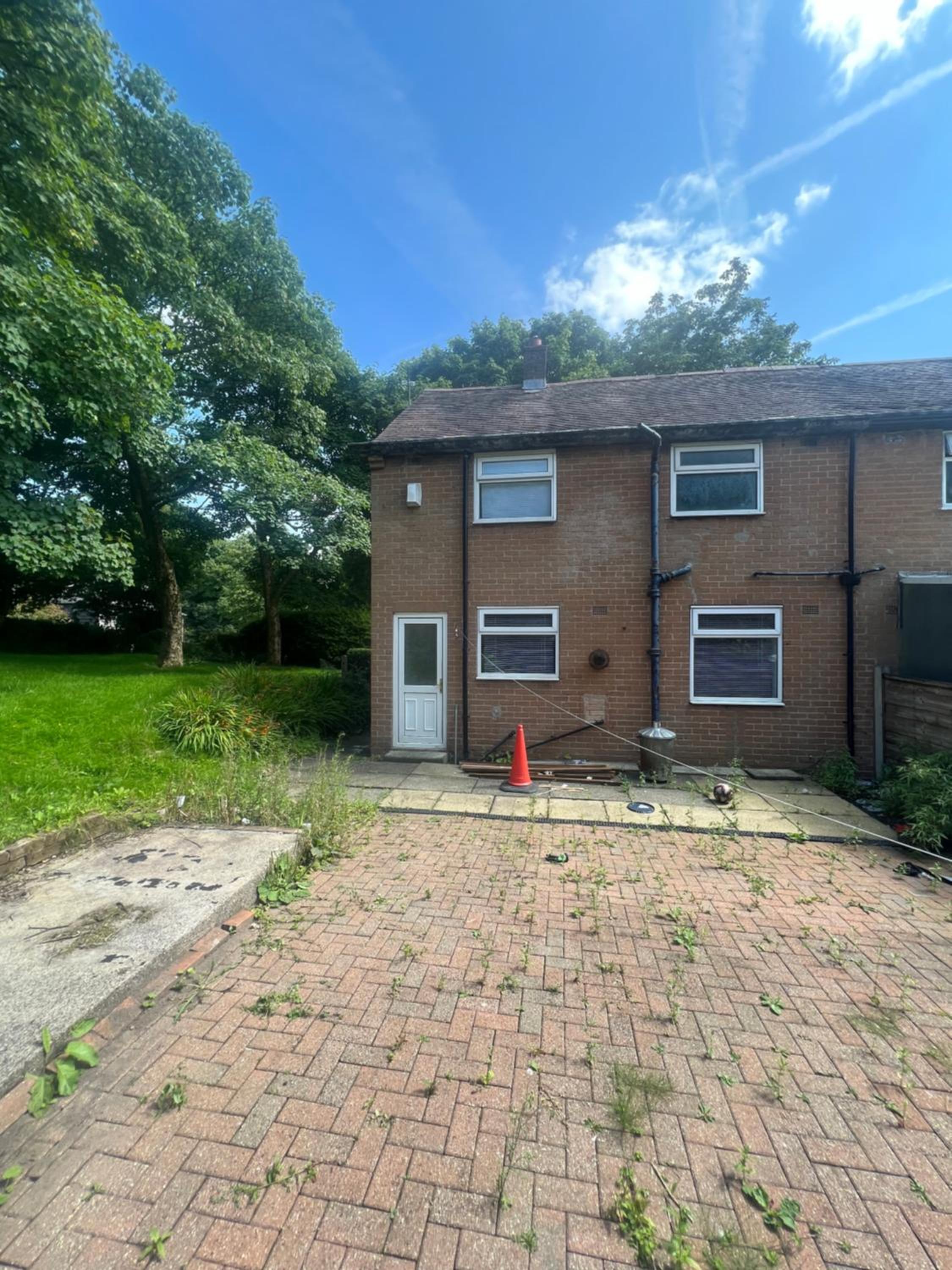 Cozy 3-Bedroom House in Bolton, Huge Garden view 2