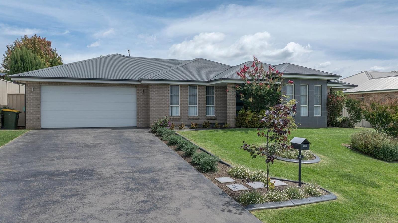 Brookfield - Large Entertaining Home, Sleeps 10