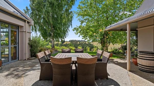 Hawkdun Rise Vineyard & Accommodation