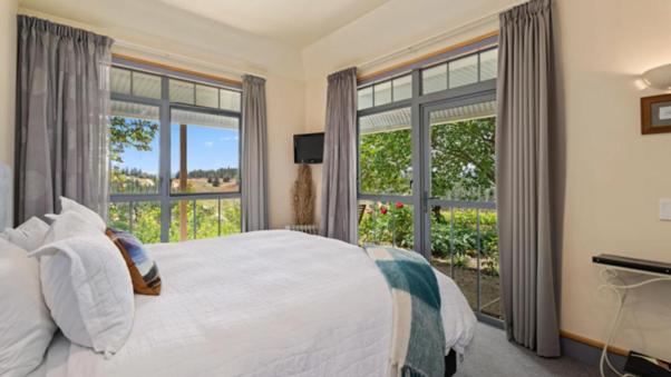 Hawkdun Rise Vineyard & Accommodation