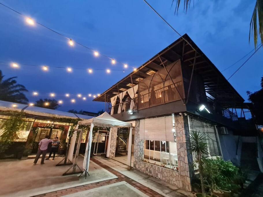 Family Bungalow with Pool in Bangi photo 1