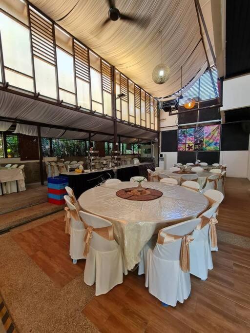 Family Bungalow with Pool in Bangi photo 5