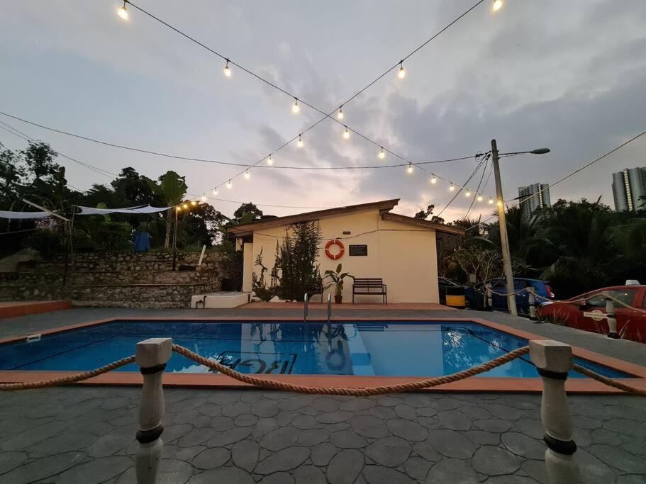 Family Bungalow with Pool in Bangi photo 8