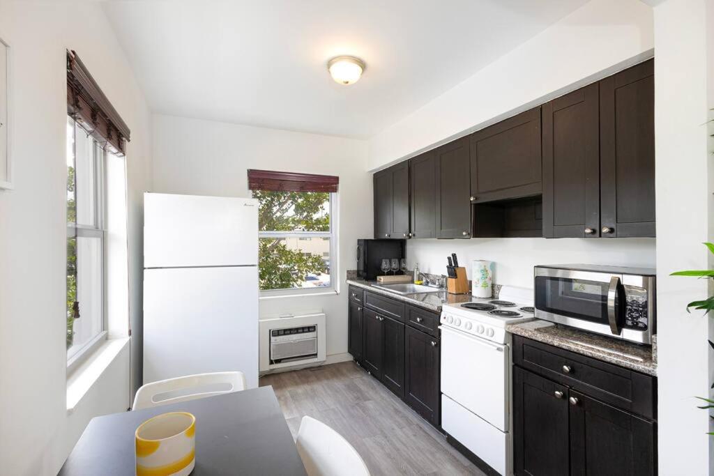 B06 5 min from beach studio Midtown