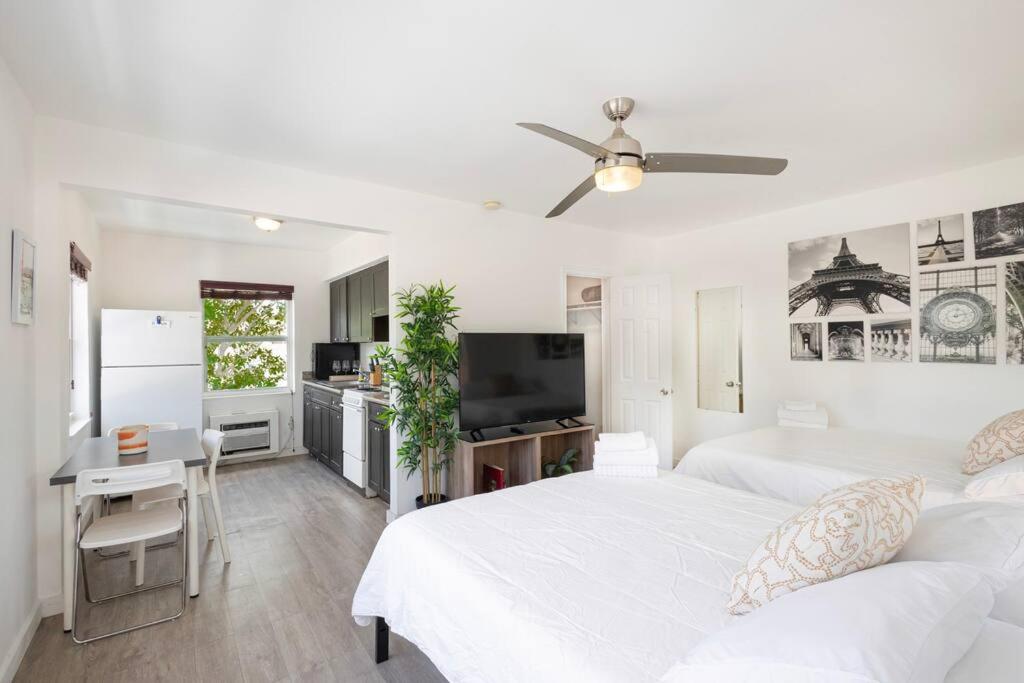B06 5 min from beach studio Midtown