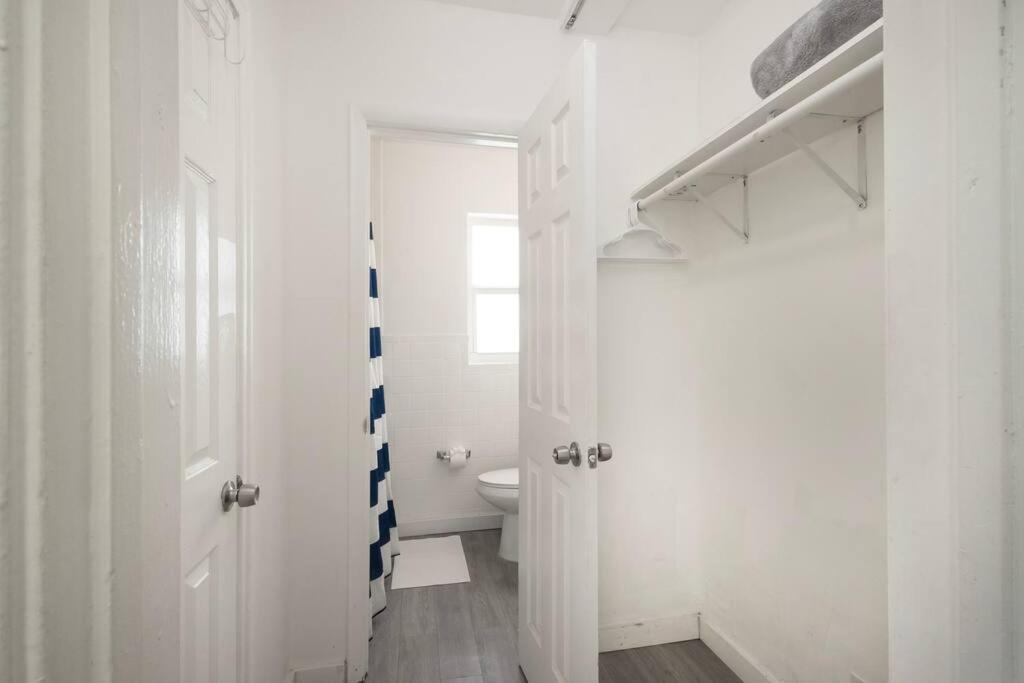 B06 5 min from beach studio Midtown