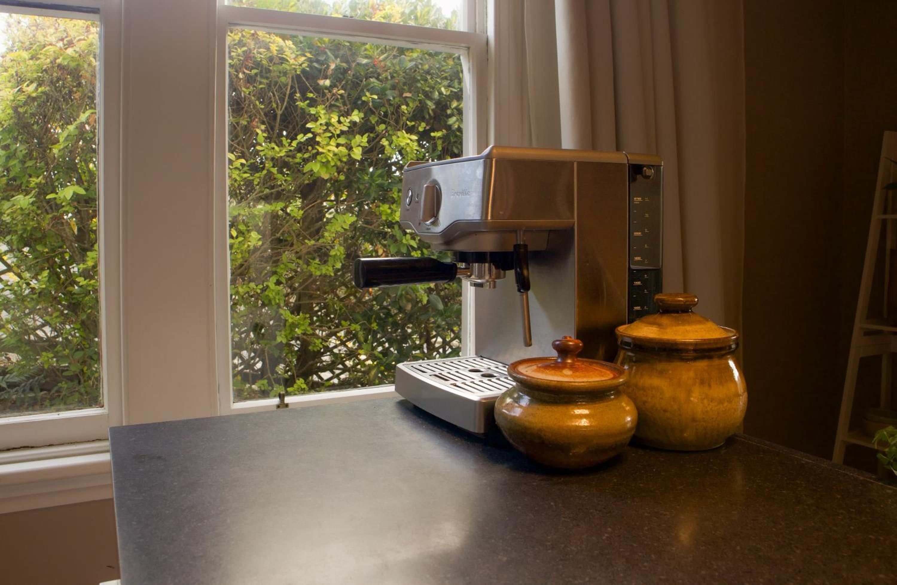 Dunedin delight - sunny, stylish villa view 5