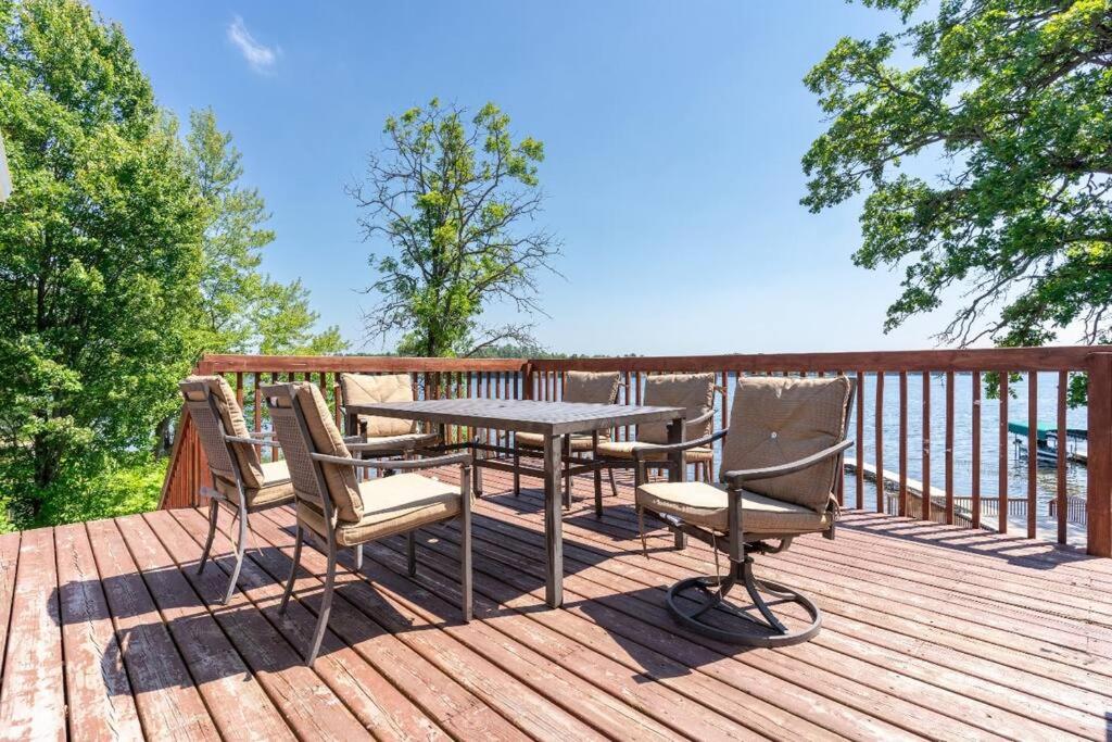 Lake Muskoka Cottage one thousand and one night