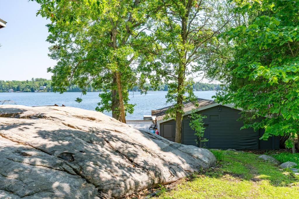 Lake Muskoka Cottage one thousand and one night