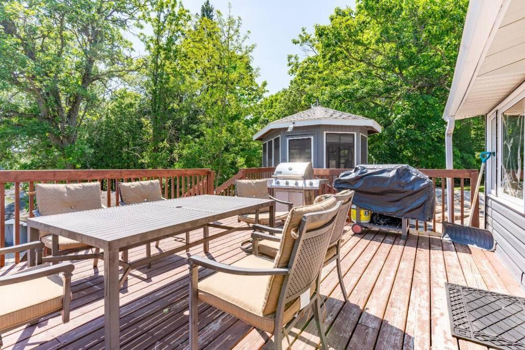 Lake Muskoka Cottage one thousand and one night