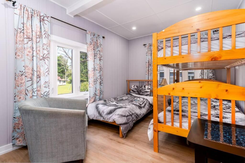 Lake Muskoka Cottage one thousand and one night