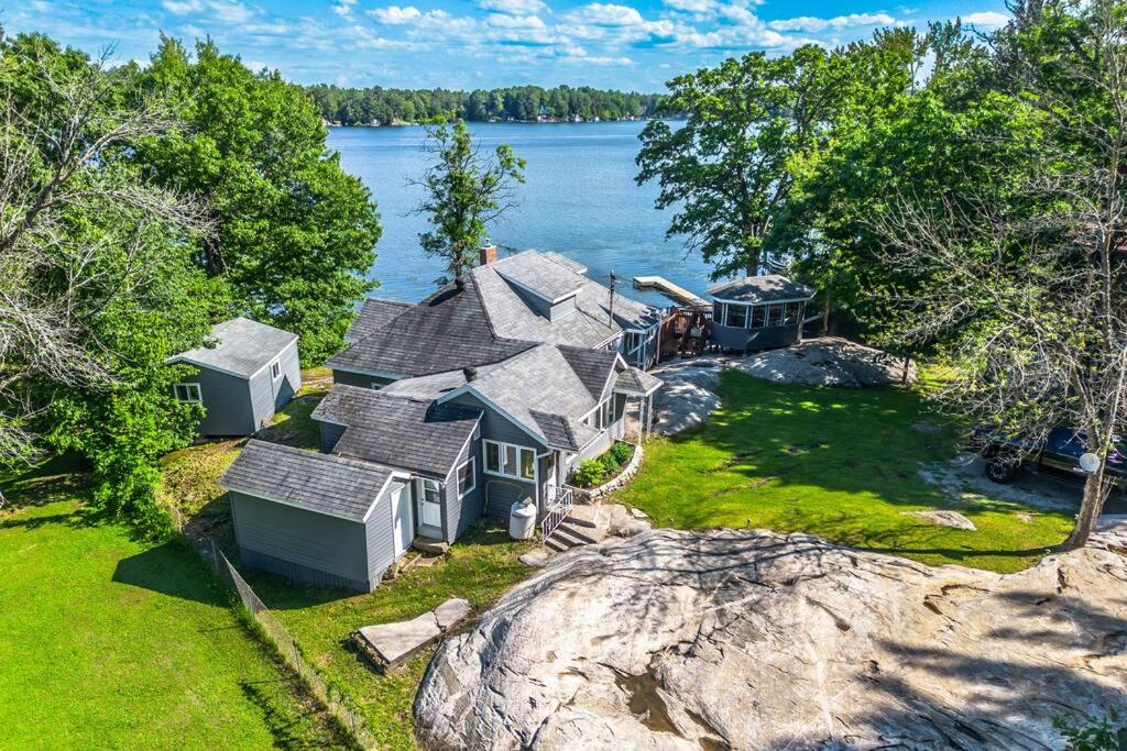 Lake Muskoka Cottage one thousand and one night
