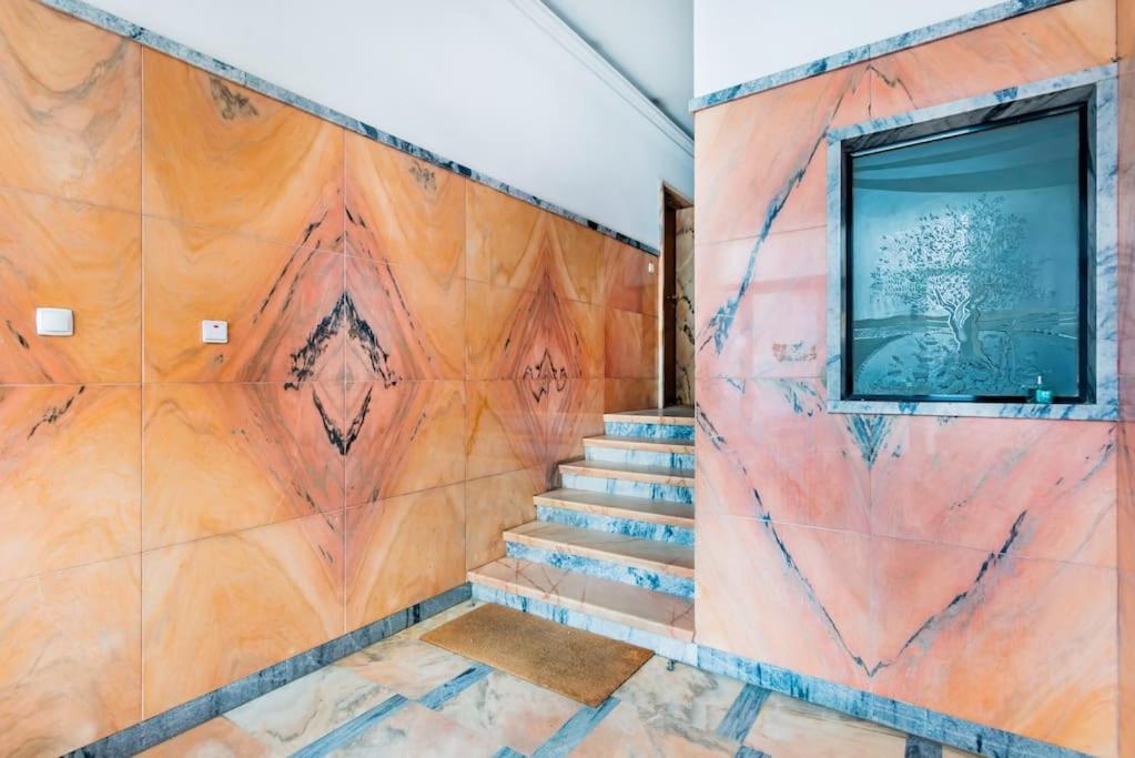 Oeiras Spacious and Coastal Flat