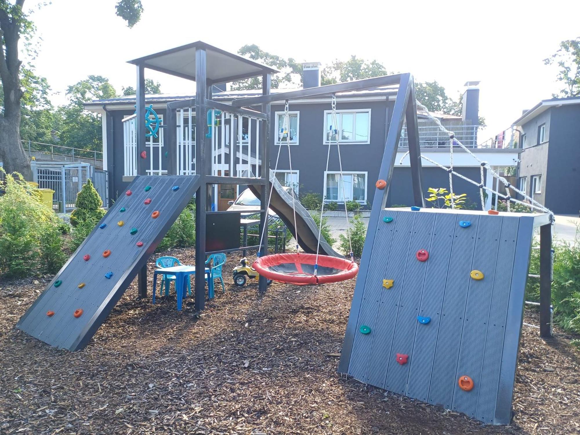 Green Garden & Private Parking Apartments with Playground