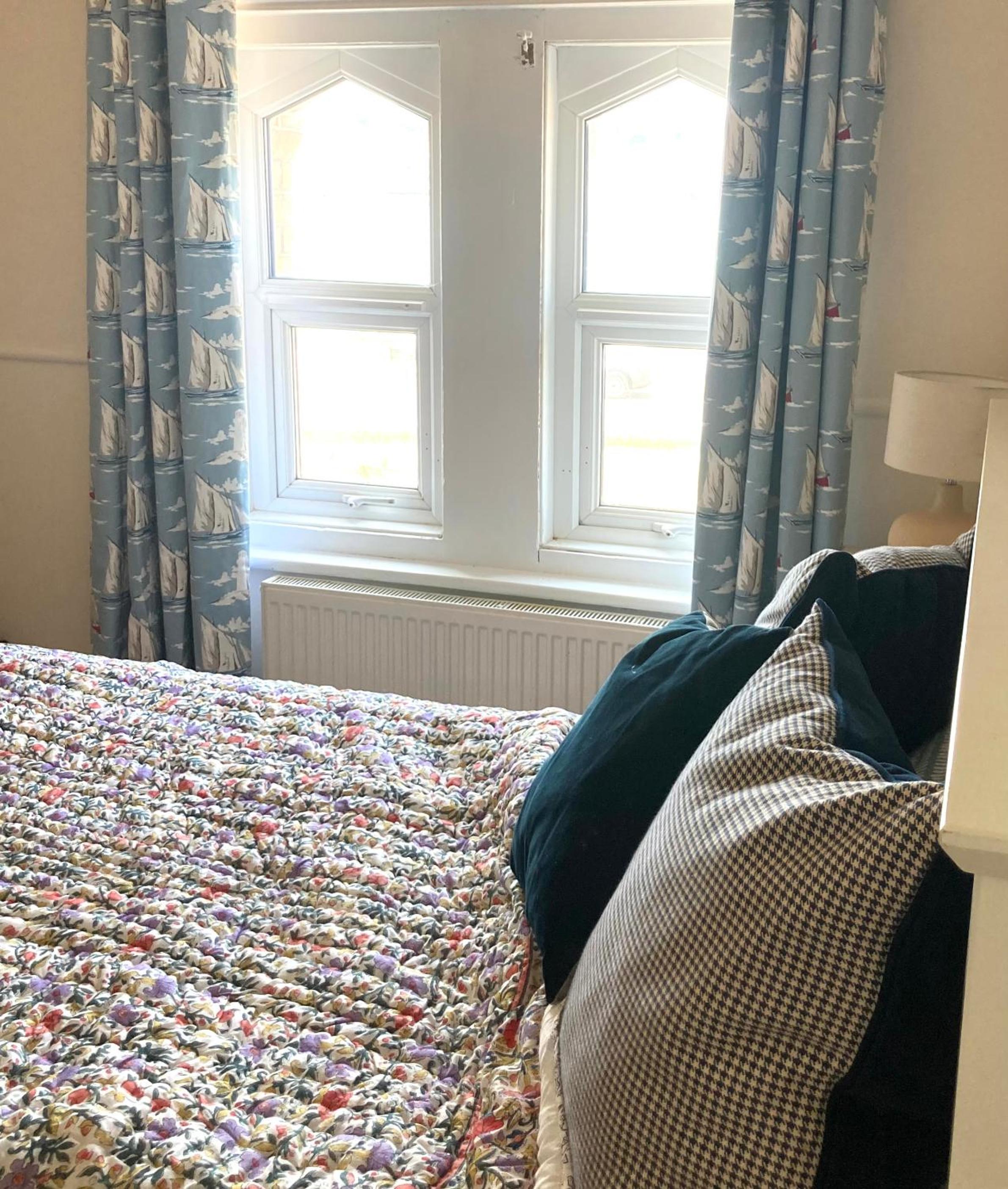 Cosy Coastguard Cottage right next to the sea