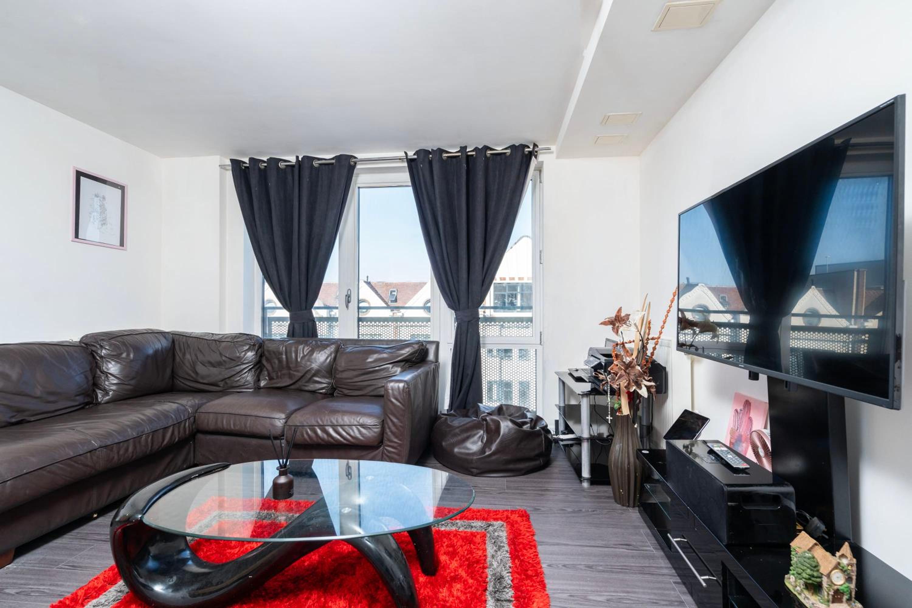 Charming 1BR Flat with Neighborhood Views view 4