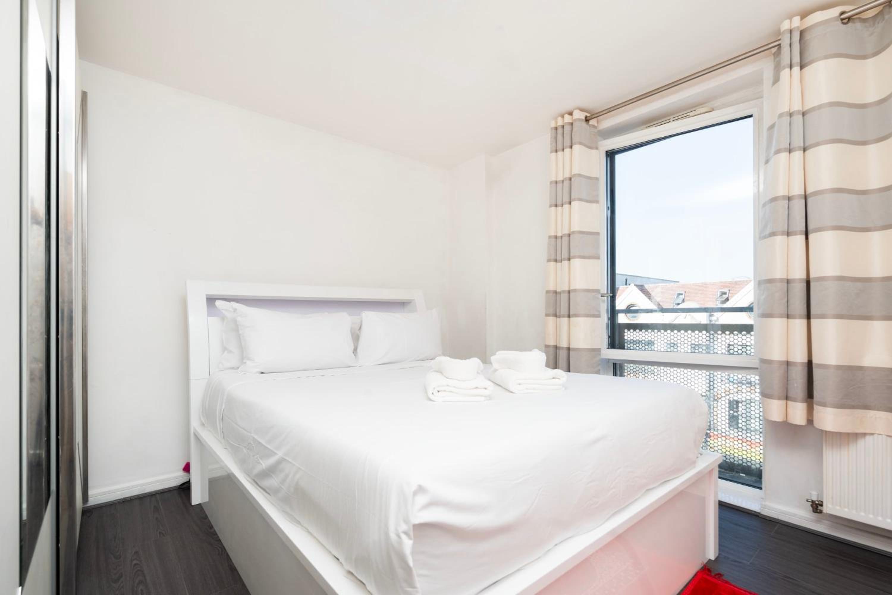 Charming 1BR Flat with Neighborhood Views view 2