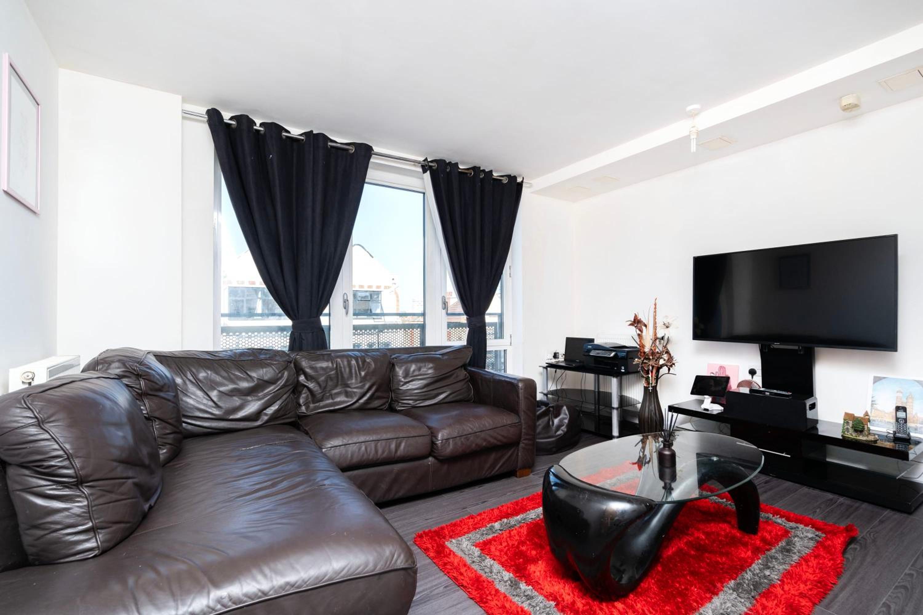 Charming 1BR Flat with Neighborhood Views view 3