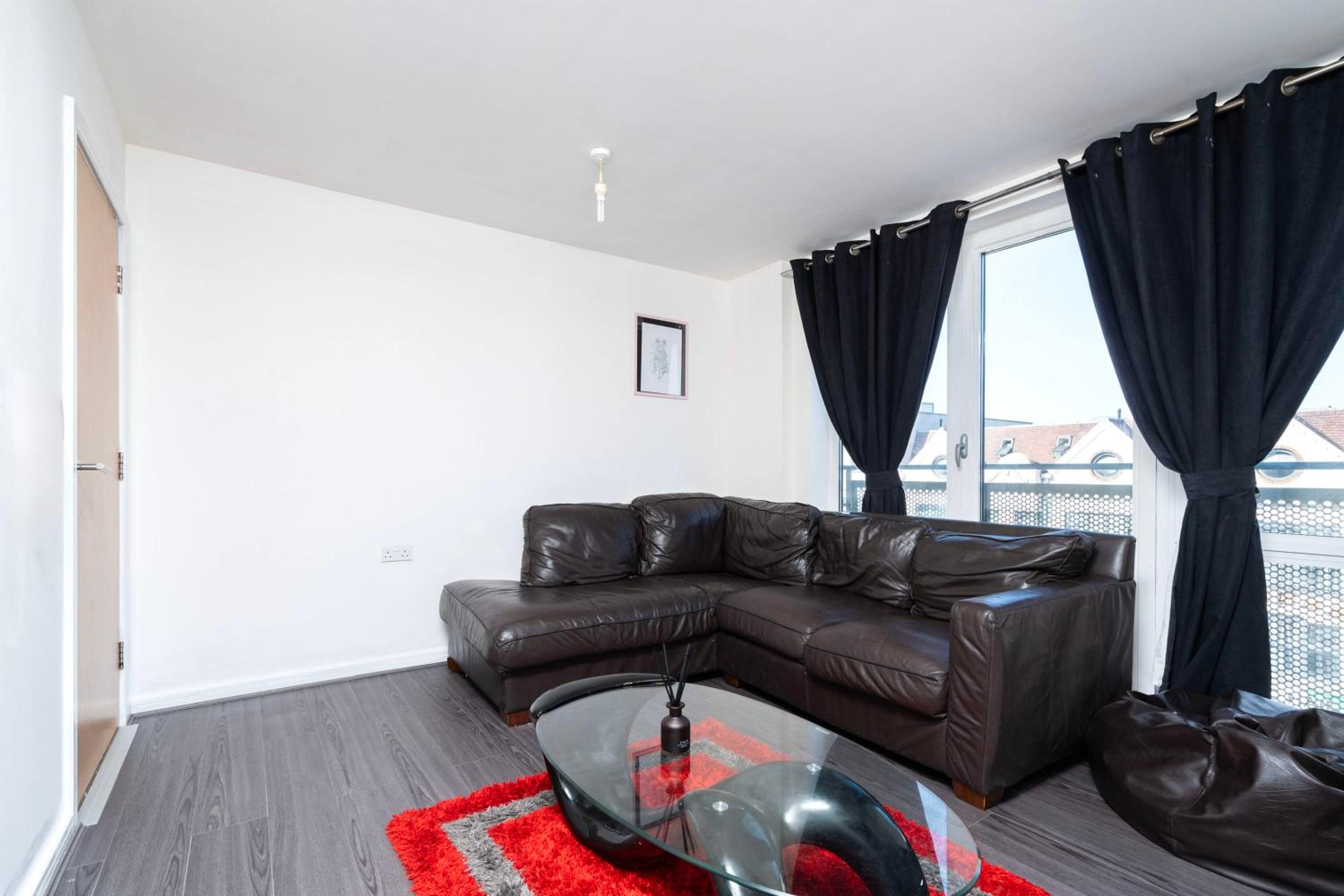 Charming 1BR Flat with Neighborhood Views view 5