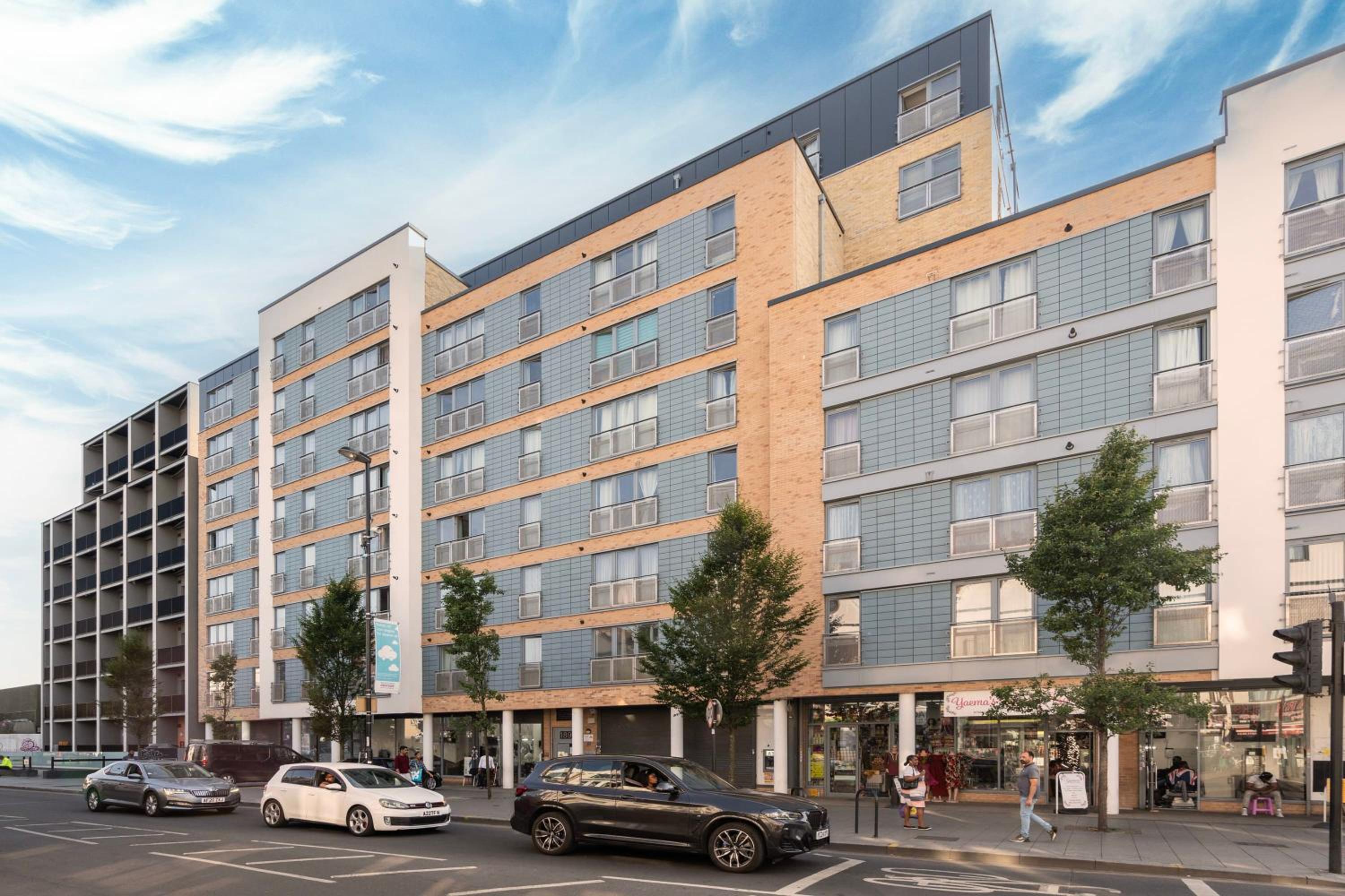 Charming 1BR Flat with Neighborhood Views - main view
