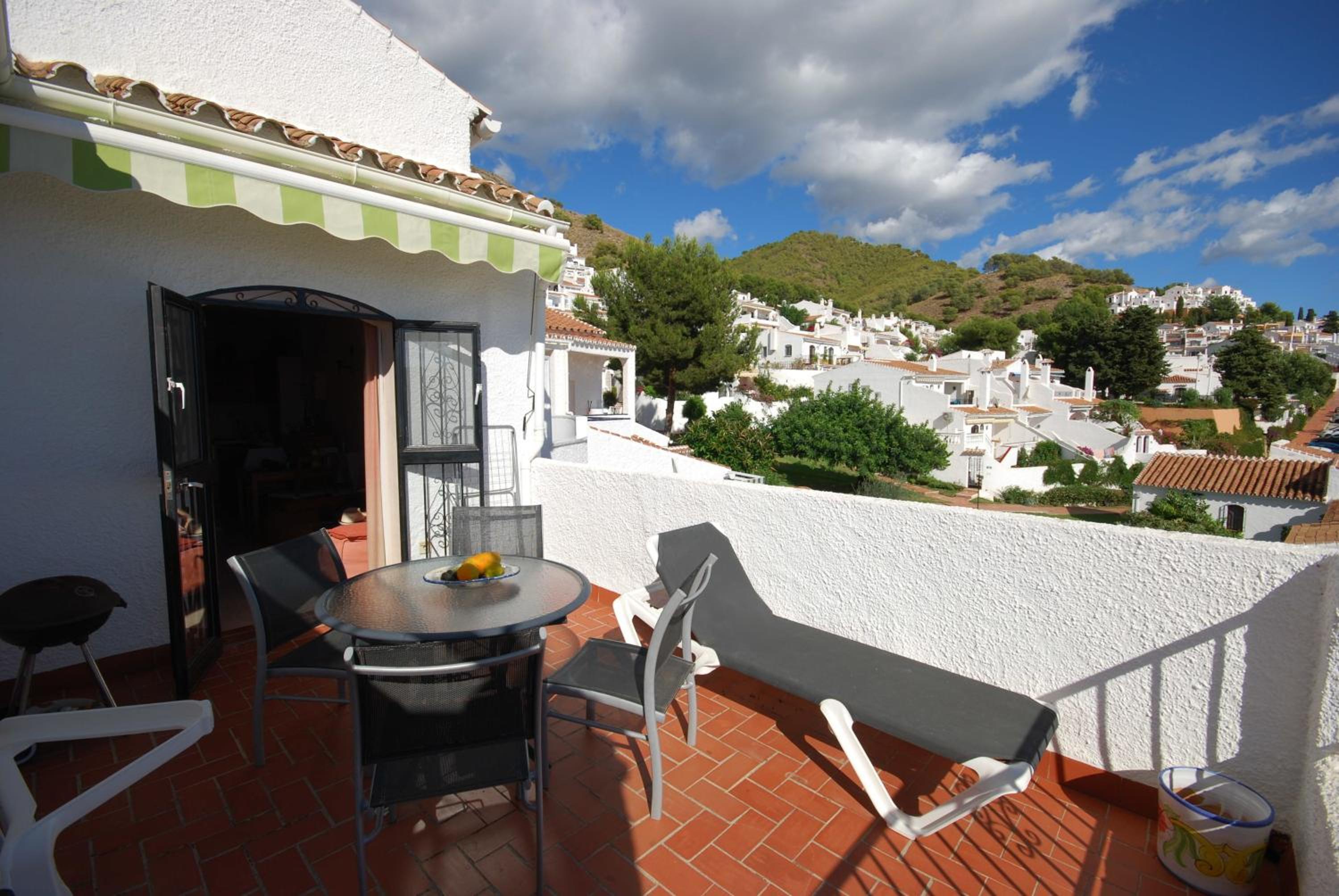 Nerja - tolle Aussicht und Poolbereich