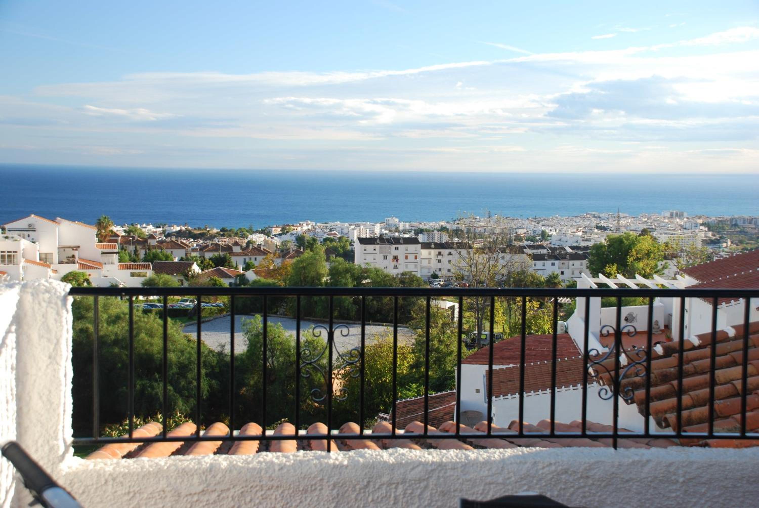Nerja - tolle Aussicht und Poolbereich