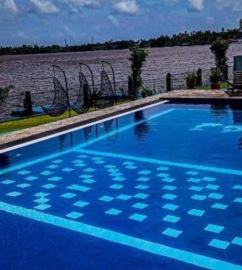 Chambre VIP dans villa avec piscine et jardin