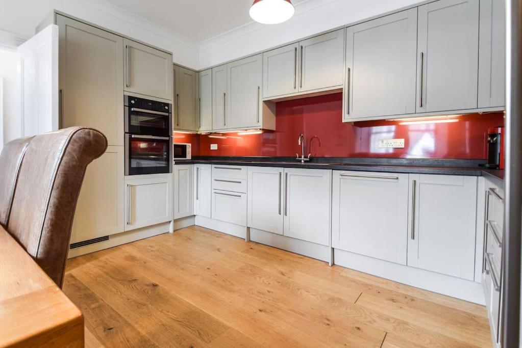Beautiful 3-Story Townhouse in Central Lerwick view 2