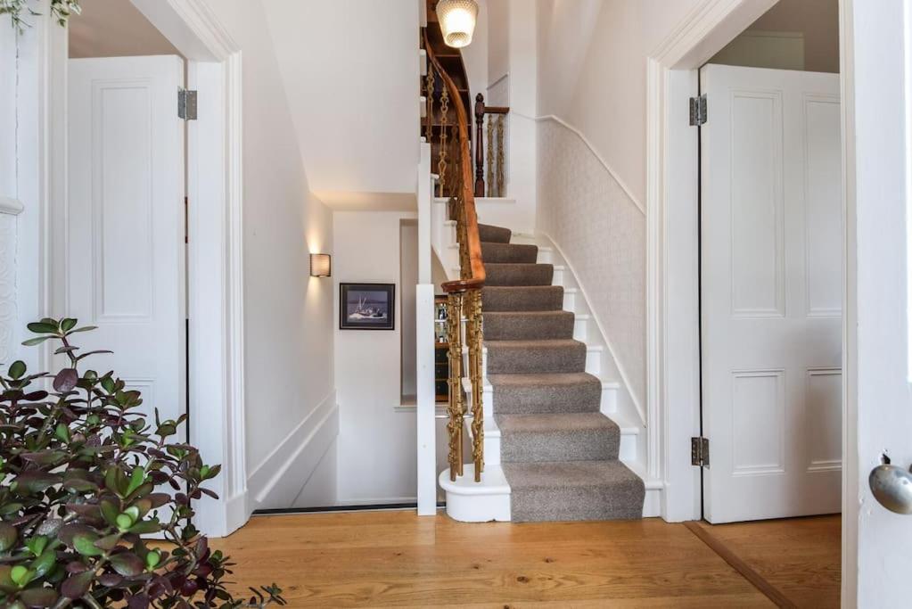 Beautiful 3-Story Townhouse in Central Lerwick view 5