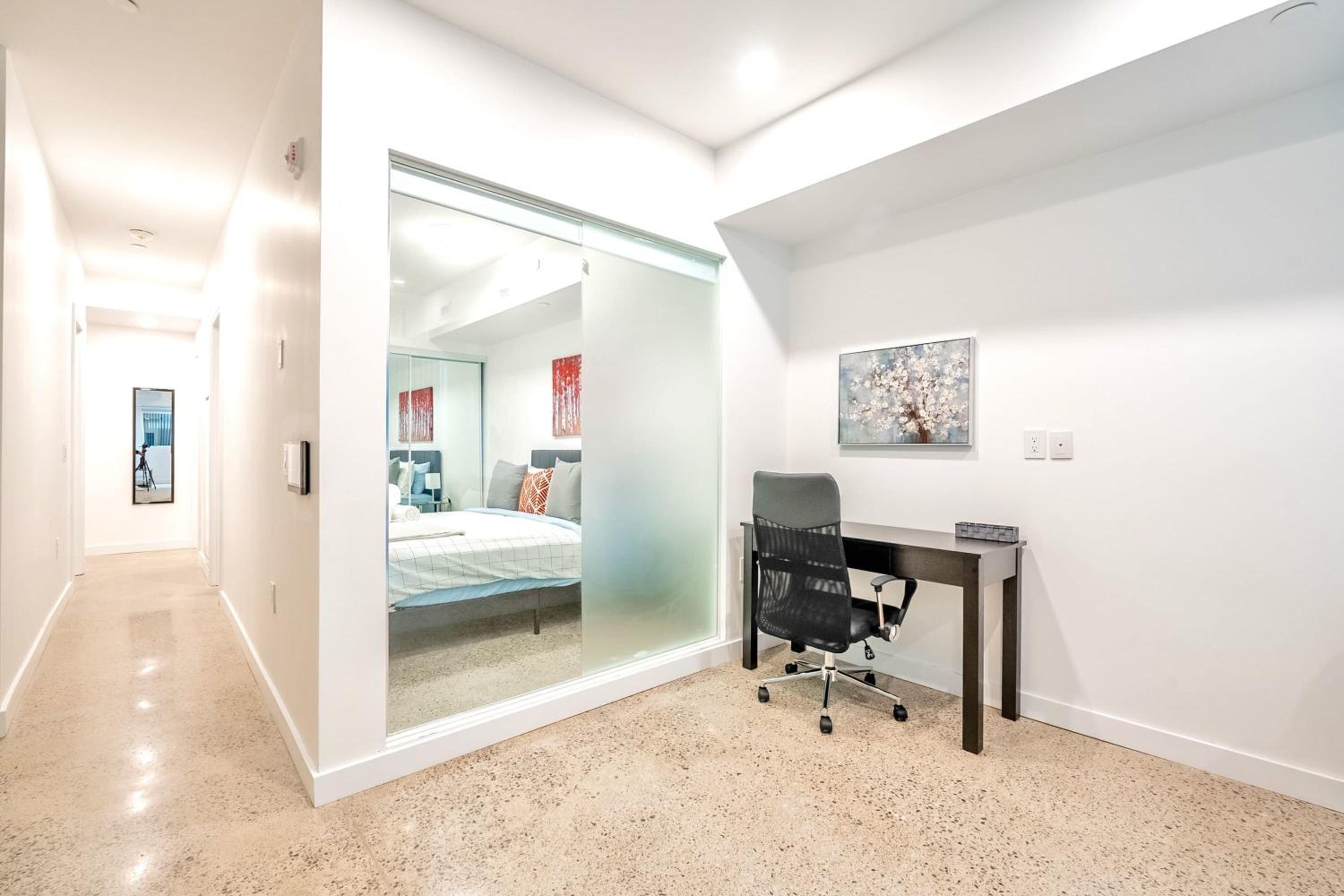 Modern 2BR Apartment - Near Downtown